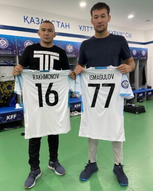 Damir Ismagulov Instagram - Обменялись футболками после матча с @shavkatrakhmonov94 . Гол не забил но пытался 😀