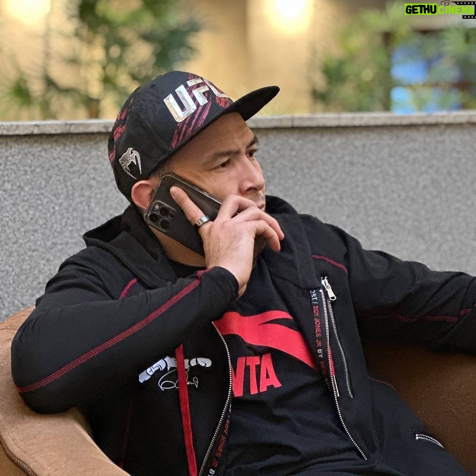 Damir Ismagulov Instagram - Я на связи 📞 двигаемся дальше, обнимаю 🫂 но не всех 😉