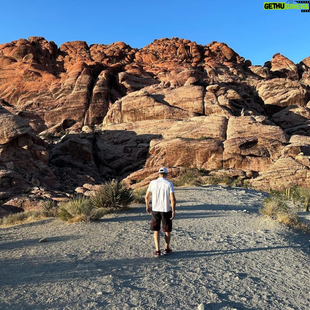 Damir Ismagulov Instagram - Есть дороги, которые нужно пройти в одиночку… Las Vegas, Nevada