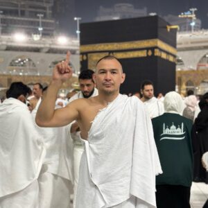 Damir Ismagulov Instagram - Две недели на святой земле куда приезжают миллионы мусульман со всего мира, были незабываемы 🕋❤️🤲#alhamdulillah #умра #мекка #медина