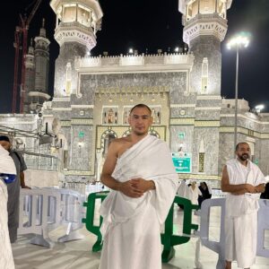 Damir Ismagulov Instagram - Две недели на святой земле куда приезжают миллионы мусульман со всего мира, были незабываемы 🕋❤️🤲#alhamdulillah #умра #мекка #медина
