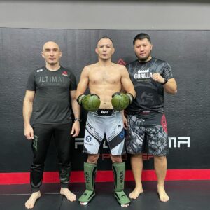 Damir Ismagulov Instagram - С фанатами боевых единоборств @igorfuntikov  @kayrat.nurmaganbetov , эти тренера уже 9 недель гоняют меня 🤼🥊🔥 #подготовка