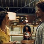Dan Ferreira Instagram – União Instável estreou na última sexta na @netflixbrasil e já estamos no Top 10 Brasil de filmes mais assistidos.
Obrigado à vocês que assistem e nos escrevem, tudo foi feito com muito carinho pra vocês. E que bom que o filme tá comunicando o amor e a subjetividade desses personagens, dessa história. Quero agradecer também à todos os meus colegas de elenco e equipe, à Dandara Mariana, minha parceira de cena, e à nosso diretor gigante Silvio Guindane.
O fim de semana tá chegando e a boa é reunir a família pra assistir essa comédia romântica.
#UniaoInstavel
#Netflix