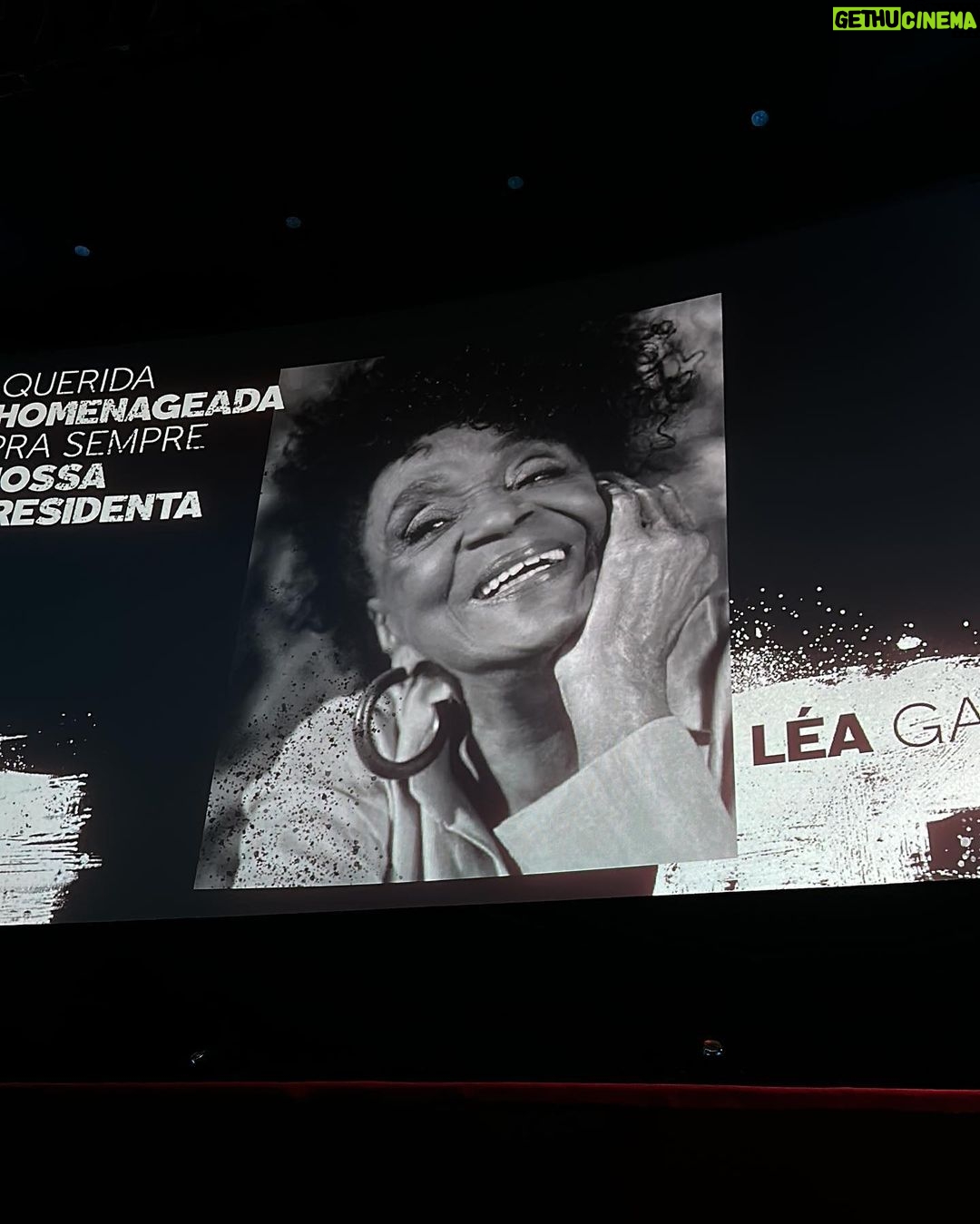 Dan Ferreira Instagram - Um dos legados mais importantes do multi artista Zózimo Bulbul é o Encontro de Cinema Negro, que além de filmes do Brasil, África e Caribe, traz oficinas e palestras sobre o nosso cinema. Nessa 16° edição as mostras e atividades acontecem no Cine Odeon, Muhcab, MAM, Museu de Arte do Rio, CCJF e Leão Etíope do Méier entre 24 de Outubro e 1° de Novembro. A programação completa pode ser vista na página do @centroafrocariocadecinema. Compareçam! Muito feliz também por assistir “Deixa”, filme de @marianajaspe onde tenho a honra de estar em cena com @zezemotta , sendo um dos curtas que abriu o Encontro, no Cine Odeon. Salve a memória e o legado de Zózimo, o Centro Afro Carioca de Cinema Zózimo Bulbul e todas as pessoas responsáveis pela realização do Encontro. Vida longa! #EncontrodeCinemaNegro #ZozimoBulbul Cinelandia - Cine Odeon