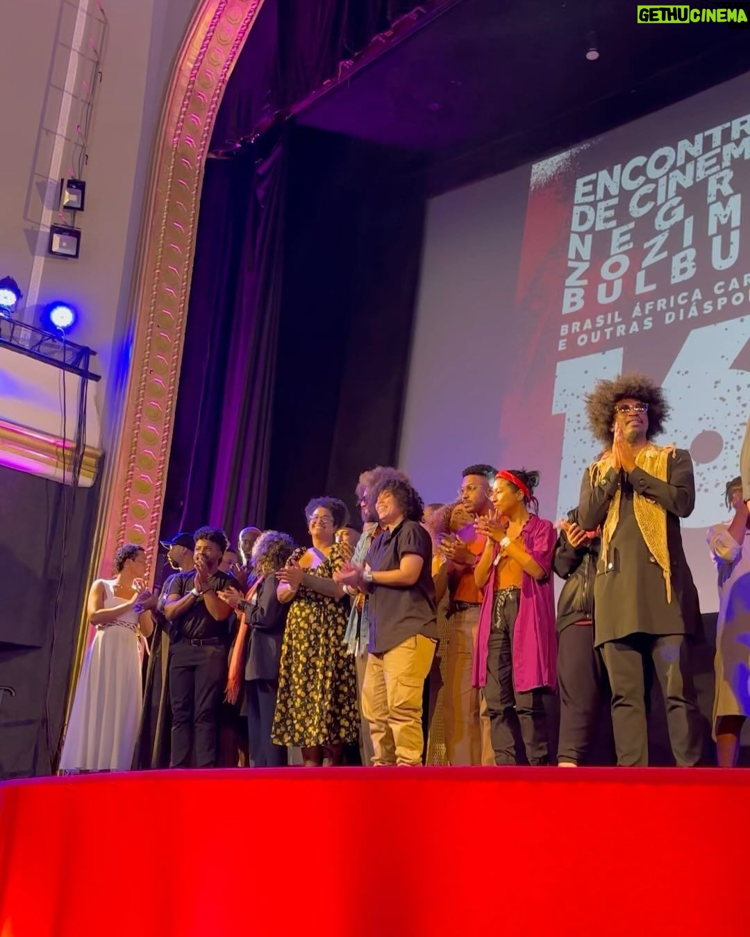 Dan Ferreira Instagram - Um dos legados mais importantes do multi artista Zózimo Bulbul é o Encontro de Cinema Negro, que além de filmes do Brasil, África e Caribe, traz oficinas e palestras sobre o nosso cinema. Nessa 16° edição as mostras e atividades acontecem no Cine Odeon, Muhcab, MAM, Museu de Arte do Rio, CCJF e Leão Etíope do Méier entre 24 de Outubro e 1° de Novembro. A programação completa pode ser vista na página do @centroafrocariocadecinema. Compareçam! Muito feliz também por assistir “Deixa”, filme de @marianajaspe onde tenho a honra de estar em cena com @zezemotta , sendo um dos curtas que abriu o Encontro, no Cine Odeon. Salve a memória e o legado de Zózimo, o Centro Afro Carioca de Cinema Zózimo Bulbul e todas as pessoas responsáveis pela realização do Encontro. Vida longa! #EncontrodeCinemaNegro #ZozimoBulbul Cinelandia - Cine Odeon