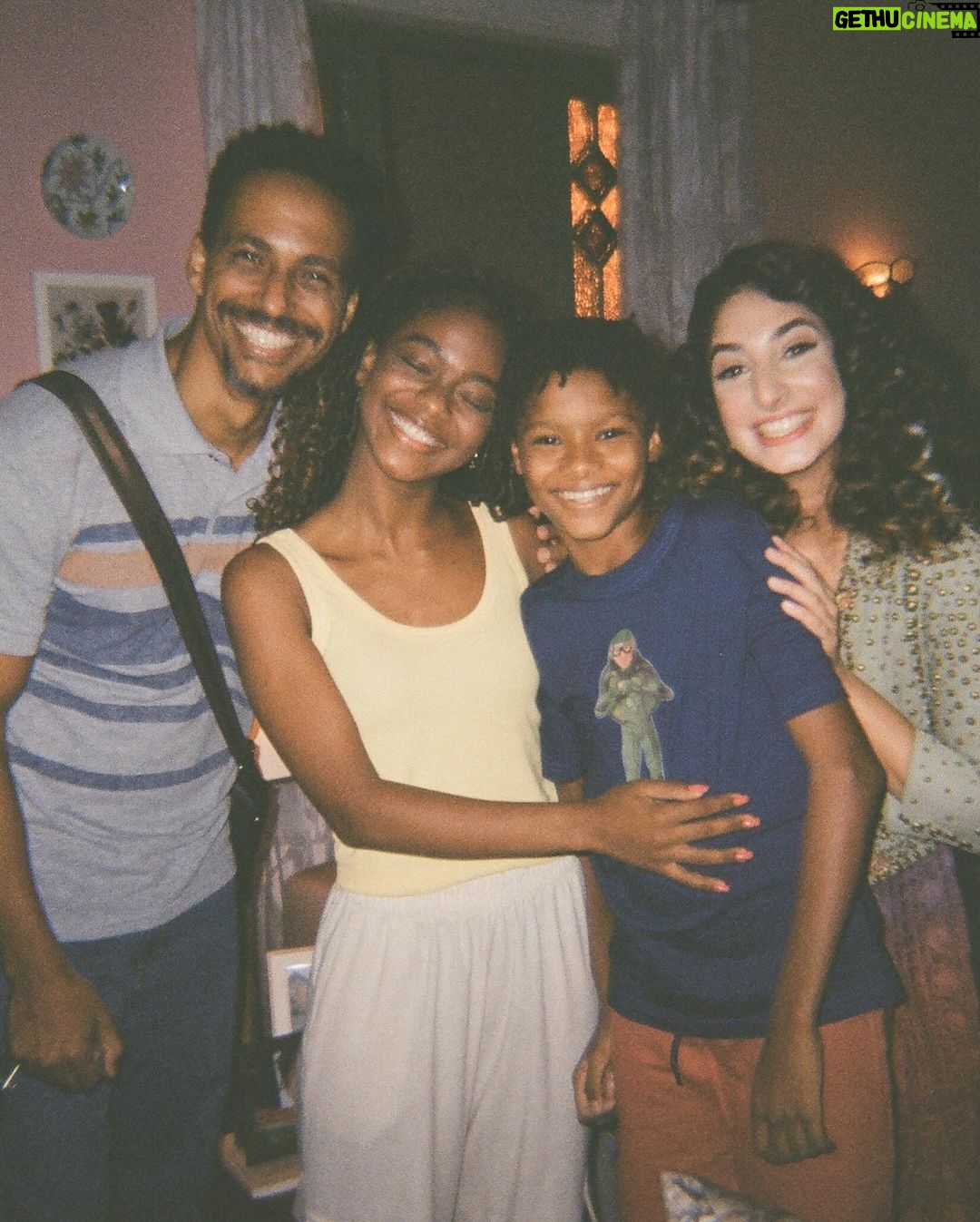 Dan Ferreira Instagram - Amanhã estreia a segunda temporada de VICKY E A MUSA no @globoplay. Tá ainda mais bonita e emocionante que a primeira. Viva a arte o e seu poder de transformar as pessoas, a cidade e o mundo. Aos meus colegas de elenco e equipe, um beijo! Saudades! ❤️ @vickyeamusa #VickyeaMusa
