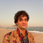 Dan Ferreira Instagram - Amanhã estreia a segunda temporada de VICKY E A MUSA no @globoplay. Tá ainda mais bonita e emocionante que a primeira. Viva a arte o e seu poder de transformar as pessoas, a cidade e o mundo. Aos meus colegas de elenco e equipe, um beijo! Saudades! ❤️ @vickyeamusa #VickyeaMusa