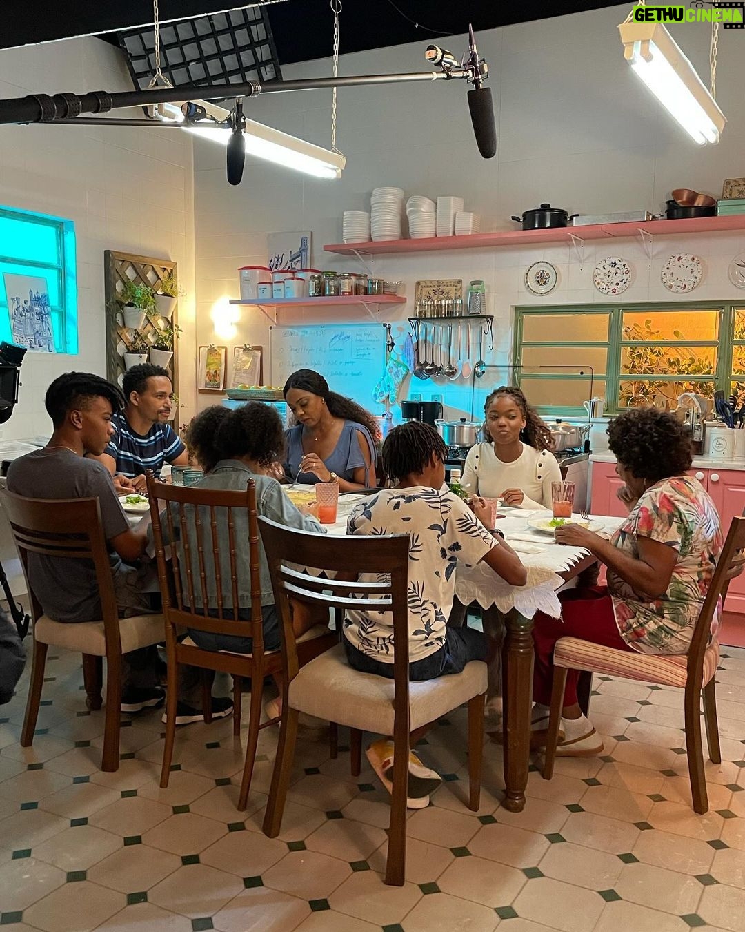 Dan Ferreira Instagram - Amanhã estreia a segunda temporada de VICKY E A MUSA no @globoplay. Tá ainda mais bonita e emocionante que a primeira. Viva a arte o e seu poder de transformar as pessoas, a cidade e o mundo. Aos meus colegas de elenco e equipe, um beijo! Saudades! ❤️ @vickyeamusa #VickyeaMusa