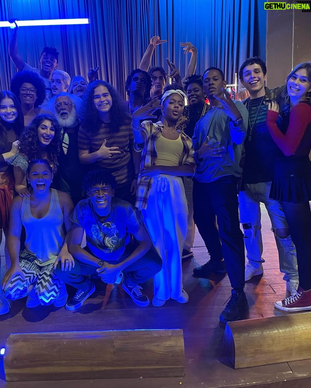 Dan Ferreira Instagram - Amanhã estreia a segunda temporada de VICKY E A MUSA no @globoplay. Tá ainda mais bonita e emocionante que a primeira. Viva a arte o e seu poder de transformar as pessoas, a cidade e o mundo. Aos meus colegas de elenco e equipe, um beijo! Saudades! ❤️ @vickyeamusa #VickyeaMusa