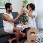 Dan Ferreira Instagram - A época do Natal é muito esperada – e na casa da @jessicaellen e @odanferreira , não é diferente. Eles adoram caprichar nos preparativos, convidar toda a família & celebrar momentos especiais com todo mundo junto, presente do seu jeito! Claro que não podia faltar look novo da @cea_brasil para deixar a ocasião ainda mais memorável, né? Ainda dá tempo de garantir seus presentes! Compre em até 5x sem juros no C&A Pay ou cartão C&A nas lojas, app, site ou WhatsApp (11) 3585-2892.