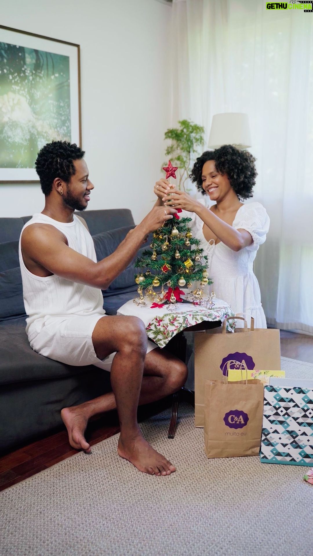 Dan Ferreira Instagram - A época do Natal é muito esperada – e na casa da @jessicaellen e @odanferreira , não é diferente. Eles adoram caprichar nos preparativos, convidar toda a família & celebrar momentos especiais com todo mundo junto, presente do seu jeito! Claro que não podia faltar look novo da @cea_brasil para deixar a ocasião ainda mais memorável, né? Ainda dá tempo de garantir seus presentes! Compre em até 5x sem juros no C&A Pay ou cartão C&A nas lojas, app, site ou WhatsApp (11) 3585-2892.
