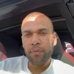 Dani Alves Instagram - Faça o bem sem olhar a quem!! Só vamos!!