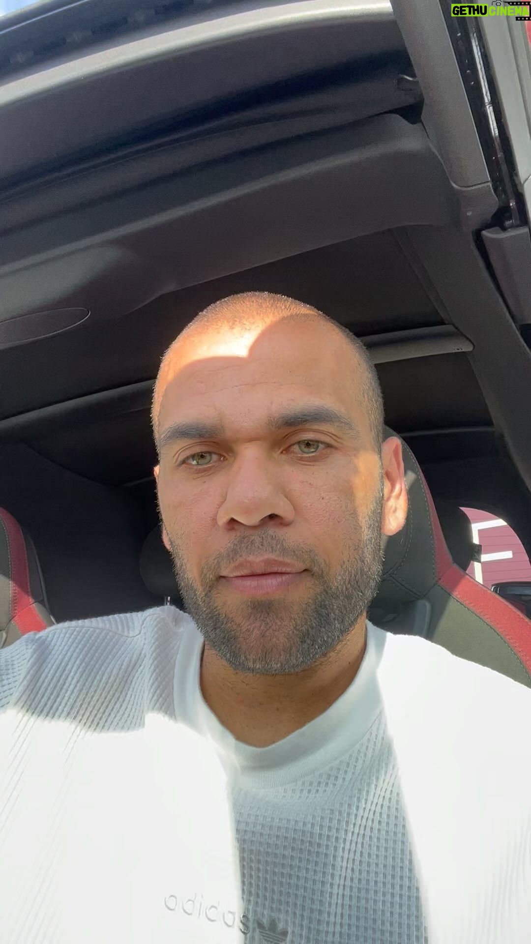 Dani Alves Instagram - Faça o bem sem olhar a quem!! Só vamos!!