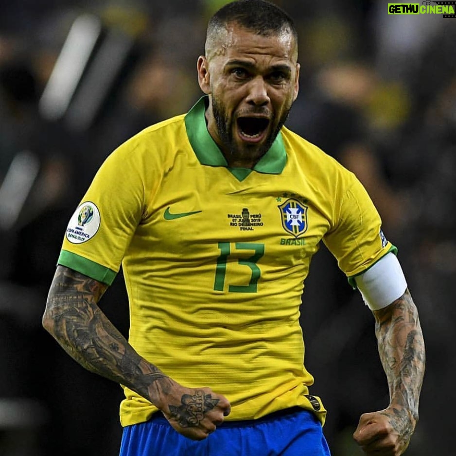 Dani Alves Instagram - Passei toda minha vida convivendo com opressão e simplesmente cheguei onde cheguei. Com muita honra e sacrifício você também pode chegar. E sabe porque conseguir chegar onde eu cheguei? Porque precisa ter coragem, precisa ter coragem de enfrentar tudo aquilo que vier, precisa ter coragem de ser, precisa ter coragem de existir, precisa tem coragem pra resistir. Animo você também a fazer isso ou estará sempre tentando entorpecer aqueles que tem capacidade. Se for me colocar desafios, que seja com os melhores, pois lá dificilmente encontrarei tanta mediocridade. Viver tentando arruinar sonho dos outros é viver a um passo de arruinar os seus. Nao esqueça que a todos um dom DEUS nos deu. FOCO NA MISSAO, SO NA MISSAO!!!