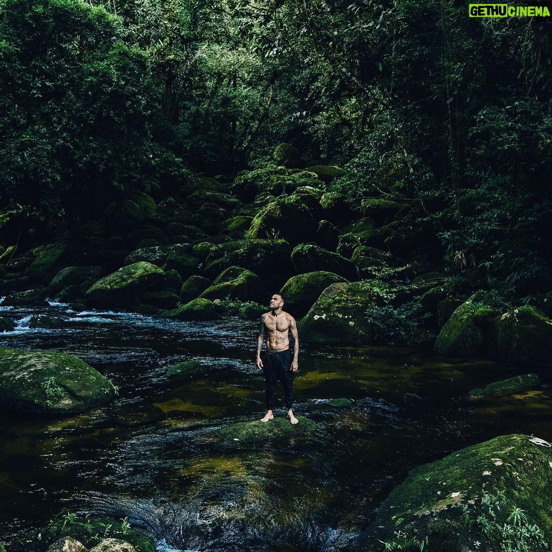 Dani Alves Instagram - In just three days, The #EarthshotPrize will unveil this year’s 15 Finalists. Each represents a ground-breaking and inspiring solution to one of the great environmental challenges we face on Earth. I’m grateful to have already had the opportunity to learn about the incredible work these Finalists are doing around the world, and I’m so excited for you to get to know them too. Friday, 4th November @earthshotprize