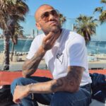 Dani Alves Instagram - O amor, o respeito e a paz são as chaves pra humanidade viver em harmonia. Sem isso, seremos dominados pelo ódio, pelo rancor e pela violação dos direitos do seres humanos. Nao depositem os seus destinos nas mãos de políticos….. política é sempre mas profundo do que nossos conhecimentos e nossas vontades. Que Deus abençoe o Brasil e seu povo!!