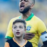 Dani Alves Instagram - Chegou o grande dia nação; BRASIL ACIMA DE TUDO E DEUS SEMPRE ACIMA DE TODOS! Façam o que seu coração mandar, mas não se deixem manipular…. o Brasil precise de: ORDEM E PROGRESSO de uma vez por todas. E para os que não sabem, DEMOCRACIA É: ter um sistema político que defende a soberania do seu povo e também dar o direito ao seu povo de escolher, exigir e controlar aqueles que governam! Que Deus proteja, abençoe e cuide do nosso povo e DA NOSSA PÁTRIA AMADA BRASIL!!