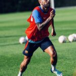 Dani Alves Instagram - Al fútbol no si juega por dinero. Al fútbol si juega porque lo amas, porque cambia vidas, porque proporciona emociones que pocas cosas puede proporcionar. Es simplemente porque jugar al fútbol siempre va a ser él poder genuino de ese pequeño niño que solo quería disfrutar de poder jugar. Nunca entenderán eso si nunca hiciste algo por amor. Pueden pagar para tenerme, nunca para jugar al FÚTBOL. Soy como el vino, nunca si paga el líquido, siempre si paga por la historia!!! QUE SEA ETERNO MIENTRAS DURE. #GoodCrazyLifestyle✌🏽