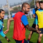 Dani Alves Instagram - 🤩 Dani Alves s'entrena amb el Barça Atlètic 🤩 @danialves se entrena con el filial azulgrana 😍 Un plaer, Dani! 😍 ¡Un placer, Dani! #ForçaBarça 💙❤️ Ciutat Esportiva Joan Gamper