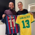 Dani Alves Instagram - El futebol es especial porque transforma vidas, siiii transforma vidas. Que nunca olviden que ese deporte pertence a todos nosotros. Fútbol es su nombre y no si cambia en función de quien lo prática. Juntos somos el fútbol y juntos cambiaremos otros vidas!!! Muchas gracias por la tarde de fútbol @alexiaputellas 🙏 #BalonDeOro🤪