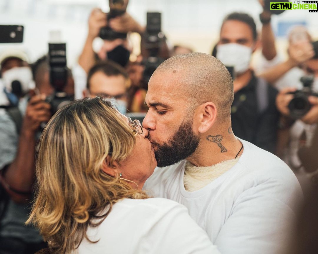 Dani Alves Instagram - Que papai do céu abençoe sua vida mom, que esse dia se repita por muitos e muitos anos. O resto não é aqui que se fala. Uma fotinha aqui apenas para representar esse dia especial nas nossas vidas. Feliz aniversário Dona Maria do meu coração!! LOVEEEE UUUUUU @mluciaalves