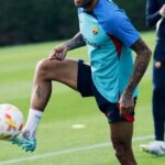 Dani Alves Instagram - Sonhe o quanto quiser que seu sonho é seu, carregue ele contigo e entregue nas mãos de Deus…. Só tenha paciência que vai se realizar e então dobre seus joelhos e comece a orar. Eu sou, mais um moleque da favela, jogava no campo de terra, fui tirado de vagabundo mas olha que ironia eu venci!! 🖊 GoodCrazy & @macoficiall_