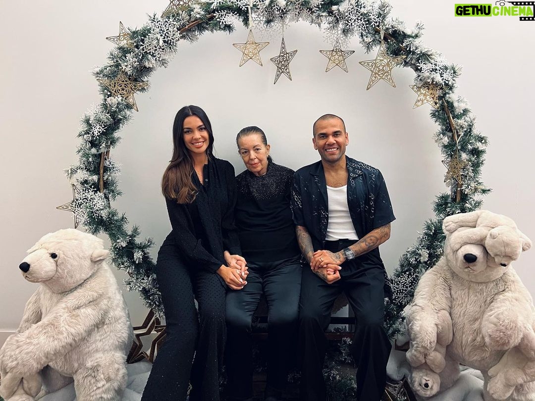 Dani Alves Instagram - Tenham todos um feliz natal, que DEUS abençoe e cuide muito vossas famílias.