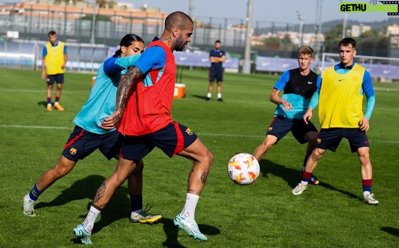 Dani Alves Instagram - 🤩 Dani Alves s'entrena amb el Barça Atlètic 🤩 @danialves se entrena con el filial azulgrana 😍 Un plaer, Dani! 😍 ¡Un placer, Dani! #ForçaBarça 💙❤️ Ciutat Esportiva Joan Gamper