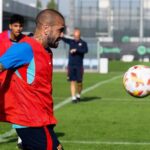 Dani Alves Instagram - 🤩 Dani Alves s'entrena amb el Barça Atlètic 🤩 @danialves se entrena con el filial azulgrana 😍 Un plaer, Dani! 😍 ¡Un placer, Dani! #ForçaBarça 💙❤️ Ciutat Esportiva Joan Gamper