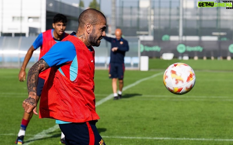 Dani Alves Instagram - 🤩 Dani Alves s'entrena amb el Barça Atlètic 🤩 @danialves se entrena con el filial azulgrana 😍 Un plaer, Dani! 😍 ¡Un placer, Dani! #ForçaBarça 💙❤️ Ciutat Esportiva Joan Gamper