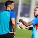Dani Alves Instagram - 🤩 Dani Alves s'entrena amb el Barça Atlètic 🤩 @danialves se entrena con el filial azulgrana 😍 Un plaer, Dani! 😍 ¡Un placer, Dani! #ForçaBarça 💙❤️ Ciutat Esportiva Joan Gamper