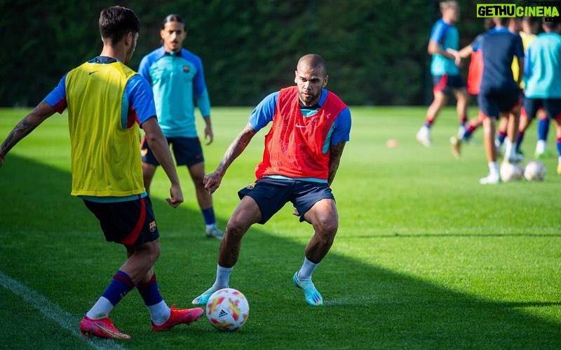 Dani Alves Instagram - 🤩 Dani Alves s'entrena amb el Barça Atlètic 🤩 @danialves se entrena con el filial azulgrana 😍 Un plaer, Dani! 😍 ¡Un placer, Dani! #ForçaBarça 💙❤️ Ciutat Esportiva Joan Gamper