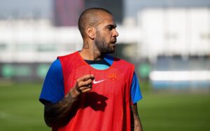 Dani Alves Instagram - 🤩 Dani Alves s'entrena amb el Barça Atlètic

🤩 @danialves se entrena con el filial azulgrana

😍 Un plaer, Dani!
😍 ¡Un placer, Dani!

#ForçaBarça 💙❤️