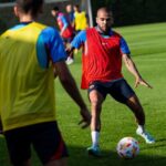 Dani Alves Instagram - 🤩 Dani Alves s'entrena amb el Barça Atlètic 🤩 @danialves se entrena con el filial azulgrana 😍 Un plaer, Dani! 😍 ¡Un placer, Dani! #ForçaBarça 💙❤️ Ciutat Esportiva Joan Gamper