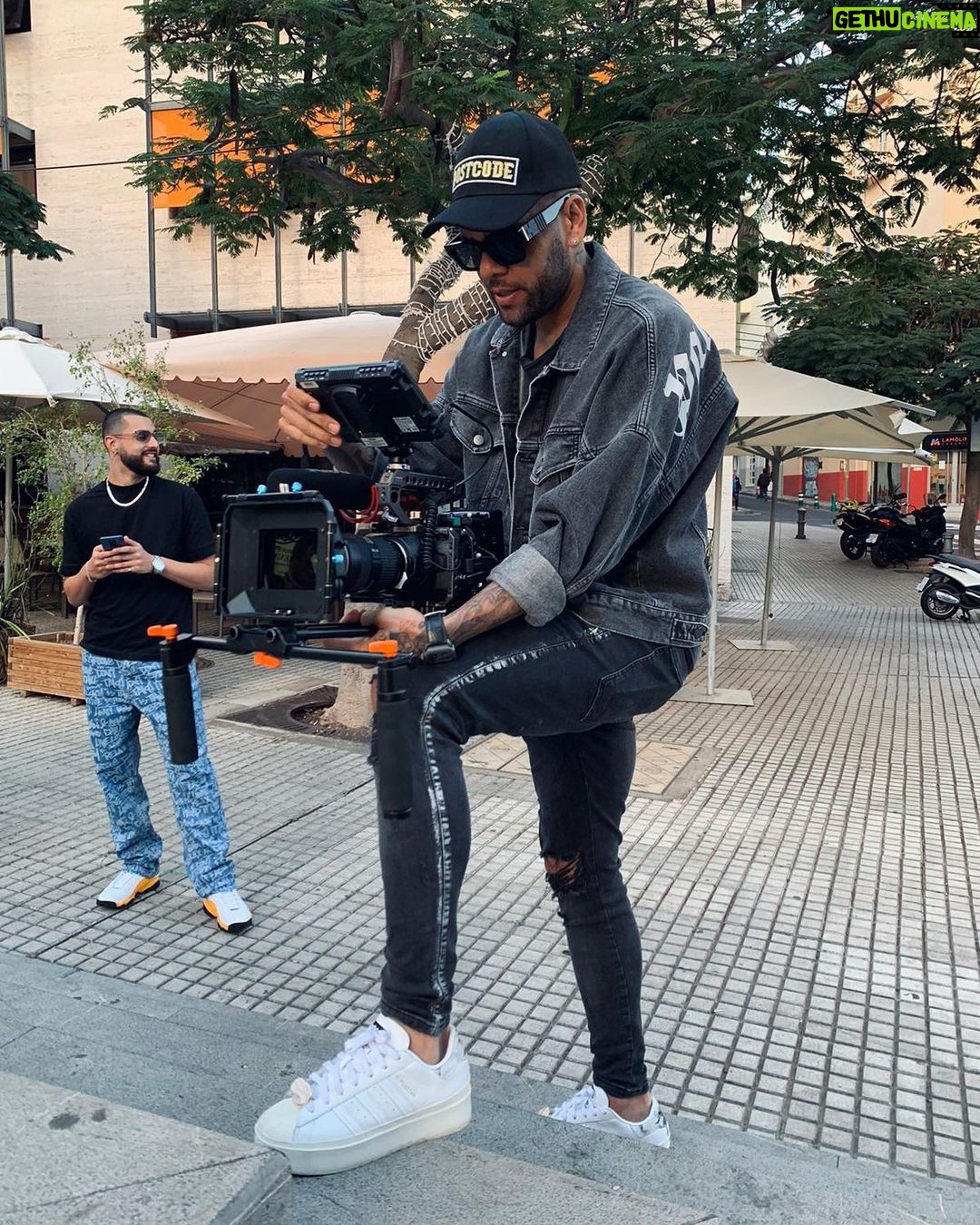 Dani Alves Instagram - La vida es una película, tu eres el director: AHORA TOCA ELIGIR SI SERA UN DRAMA, UNA ACCIÓN, UNA COMEDIA O LA MAS BELLA AVENTURA🤪….PERO QUE SEA REAL 🎭.