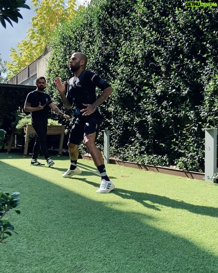 Dani Alves Instagram - VOE ALTO NÃO PARA QUE O MUNDO TE VEJA E SIM PARA QUE VOCÊ POSSA VER O MUNDO…. O MARAVILHOSO MUNDO!! #GoodCrazyLifeStyle🤓