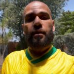 Dani Alves Instagram - Juntos pelo país que amamos!!! #BrasilAcimaDeTudo #DeusAcimaDeTodos✅