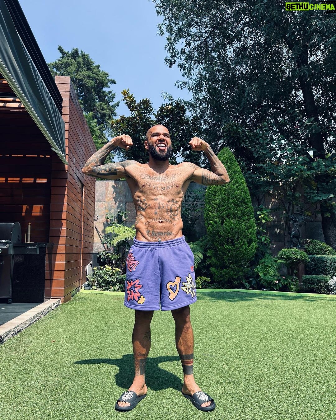 Dani Alves Instagram - Tudo está no alcance de quem paga o preço… Não sei onde chegarei, mas sei como me comportarei pra tentar chegar!!! #MenteForteCorpoSaudavel😎 #FogueteNaoTemRé🚀