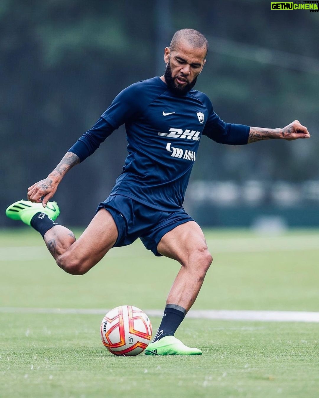 Dani Alves Instagram - 90% do êxito das pessoas são baseados na insistência, persistência e na não desistência por aquilo que elas sonham!! #ConselhosGratis😎 #MentesFortesAlmaLeve🤪