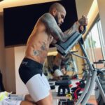 Dani Alves Instagram - Reglas para la vida: Quien te rechaza, te hace un favor. Quien te critica, te hace importante. Quien te lastima, te hace más fuerte. Quien te envidia, te hace más valioso. Porque todo lo que merece la pena, hay un precio a pagar. #GoodCrazyLifeStyle😎