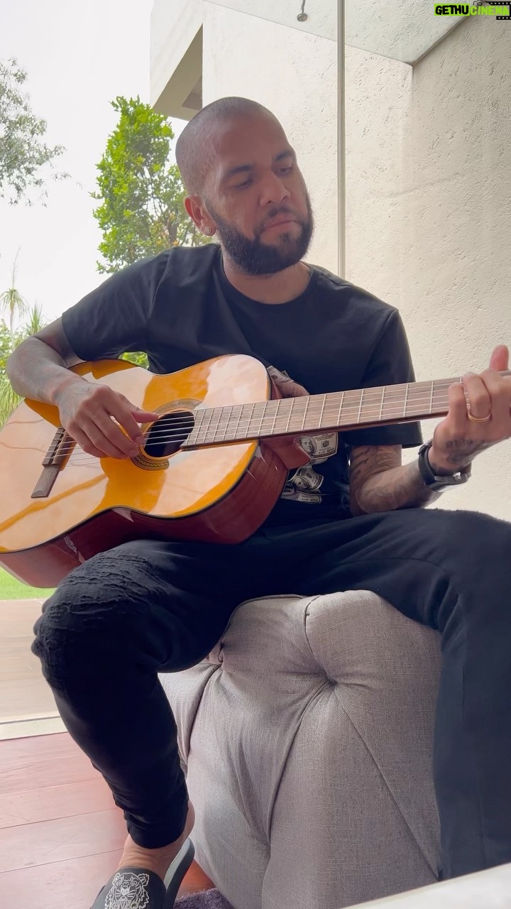 Dani Alves Instagram - La bachata @manuelturizo Que onda güeyyy!!