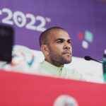 Dani Alves Instagram - Essa não é apenas uma copa do mundo mais que se acaba, essa é copa que coroa uma geração grandiosa como todas as outras grande gerações. Geração De campeão e de muitos campeões. De atletas que colocaram seus nomes com letras douradas nas suas trajetórias mundiais…. Atletas que não tem noção do quão gigantesco foram até que o tempo lhes deem essa resposta. (Também me incluo nessa) O mundo é gigante e cabem todos os grandes, sem comparações, sem rancores, sem ódios e sem invejas. A magia do esporte no qual praticamos, trás consigo a transformação de vidas, trás consigo a pureza, trás consigo a emoção e adrenalina inexplicáveis vividas. O futebol assim como a vida é imperfeito e isso é o que nos humaniza a todos os praticantes. Não é apenas sobre ganhar ou perder…. É sobre tentar e nunca desistir. É sonhar os seus sonhos e tentar insaciavelmente realizá-los. Não existe o tempo certo, existe apenas o tempo e você quem decide o que fazer com ele. É eu e eu, você e você a vida inteira!! #GodBlessYouAll🙌🏾