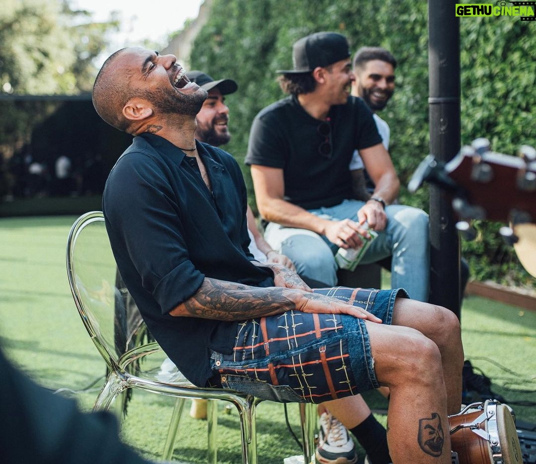 Dani Alves Instagram - Assuntos difíceis treinam a mente. Exercícios difíceis treinam o corpo. Pessoas difíceis treinam o coração. Tempos difíceis treinam o espírito e bons livros necessitam de boas boas histórias. Que sua mente controle suas ações e que sua perspectiva seja sempre positiva!!