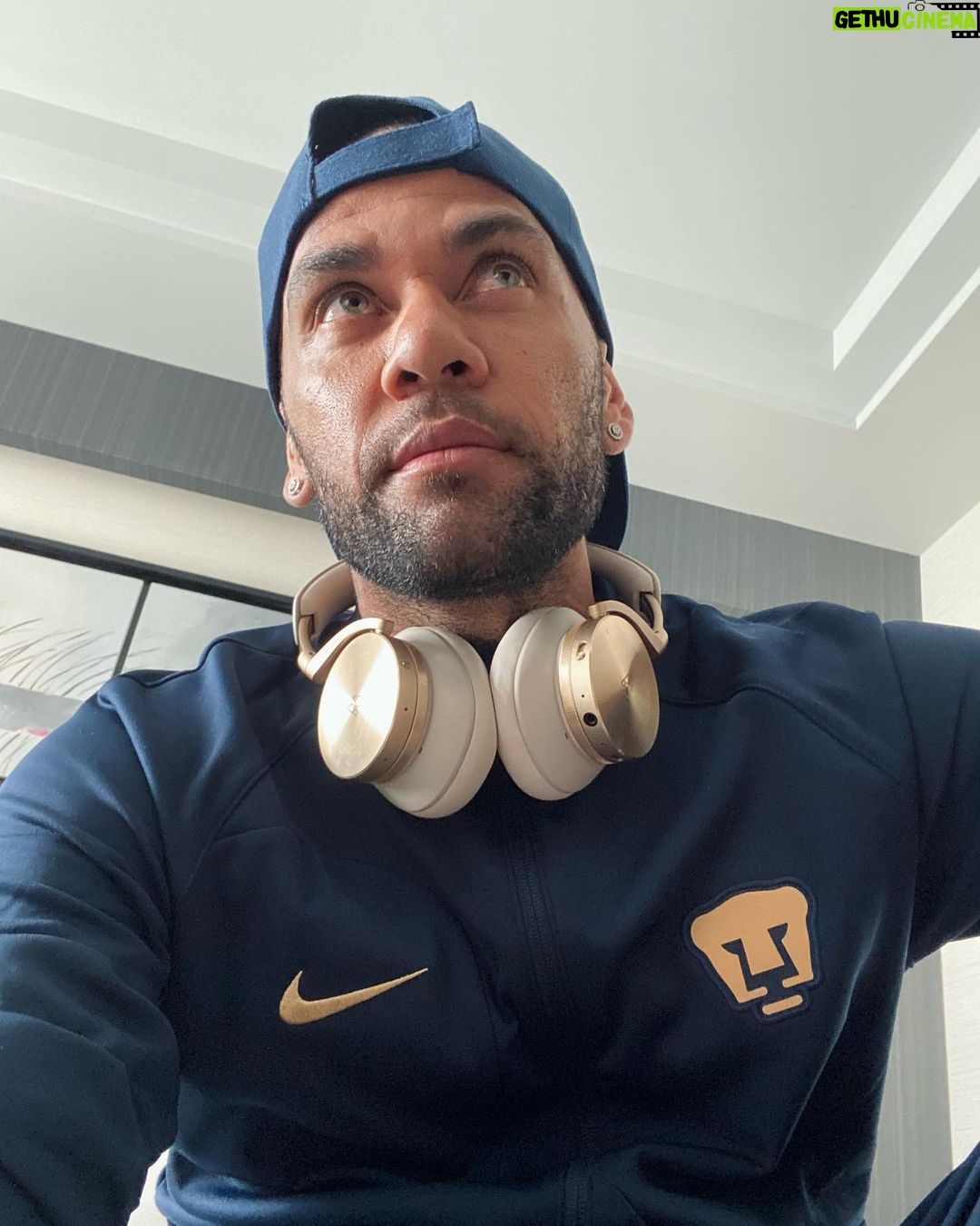 Dani Alves Instagram - A vida é pra quem tem coragem… Fase não é fim, pois nunca vi um leão por fome comer capim. #I’MGoodCraZyMF😤