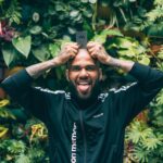 Dani Alves Instagram - Todo lo que vivemos en esa vida son “MOMENTO” háganlos especiales. @acmomento un honor formar parte de esa grande familia!!! #GoodCrazy #Mayorcoleccionadordemomentodeesedeporte😎 #quientienemastiene43