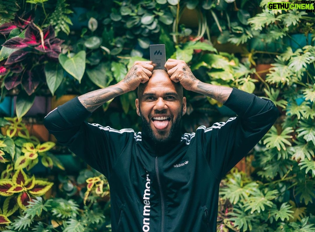 Dani Alves Instagram - Todo lo que vivemos en esa vida son “MOMENTO” háganlos especiales. @acmomento un honor formar parte de esa grande familia!!! #GoodCrazy #Mayorcoleccionadordemomentodeesedeporte😎 #quientienemastiene43
