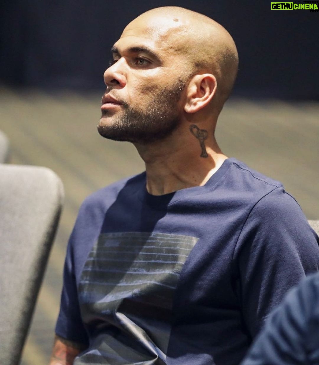 Dani Alves Instagram - Gracias a todos por la presencia y por el apoyo. Momentos difíciles hacen hombres fuertes…. Siempre fue así. la carrera es continua y el final es una incógnita siempre. SEGUIMOSSSSSSS!! #StayInFocus #StayStrong