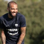 Dani Alves Instagram - Pónganse la mejor sonrisa y sigue tu camino. No olvides de que al mundo cada uno ofrecemos lo que tenemos. Tenga buen ánimo pues tienen salud, tienen de comer, tiene amor, tiene cariño aun que sea de ti próprio pero lo tienen.🤪Darles gracias siempre por todo eso y no miren hace atrás; NO ESTAS YENDO PARA ALLÁ. EL HORIZONTE ESTÁ SIEMPRE DELANTE DE LOS QUE SABEN MIRAR!! #GoodCrazyLifeStyle🤓