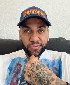 Dani Alves Instagram - Fútbol mostrando que ama el fútbol!!