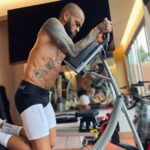 Dani Alves Instagram - Reglas para la vida: Quien te rechaza, te hace un favor. Quien te critica, te hace importante. Quien te lastima, te hace más fuerte. Quien te envidia, te hace más valioso. Porque todo lo que merece la pena, hay un precio a pagar. #GoodCrazyLifeStyle😎